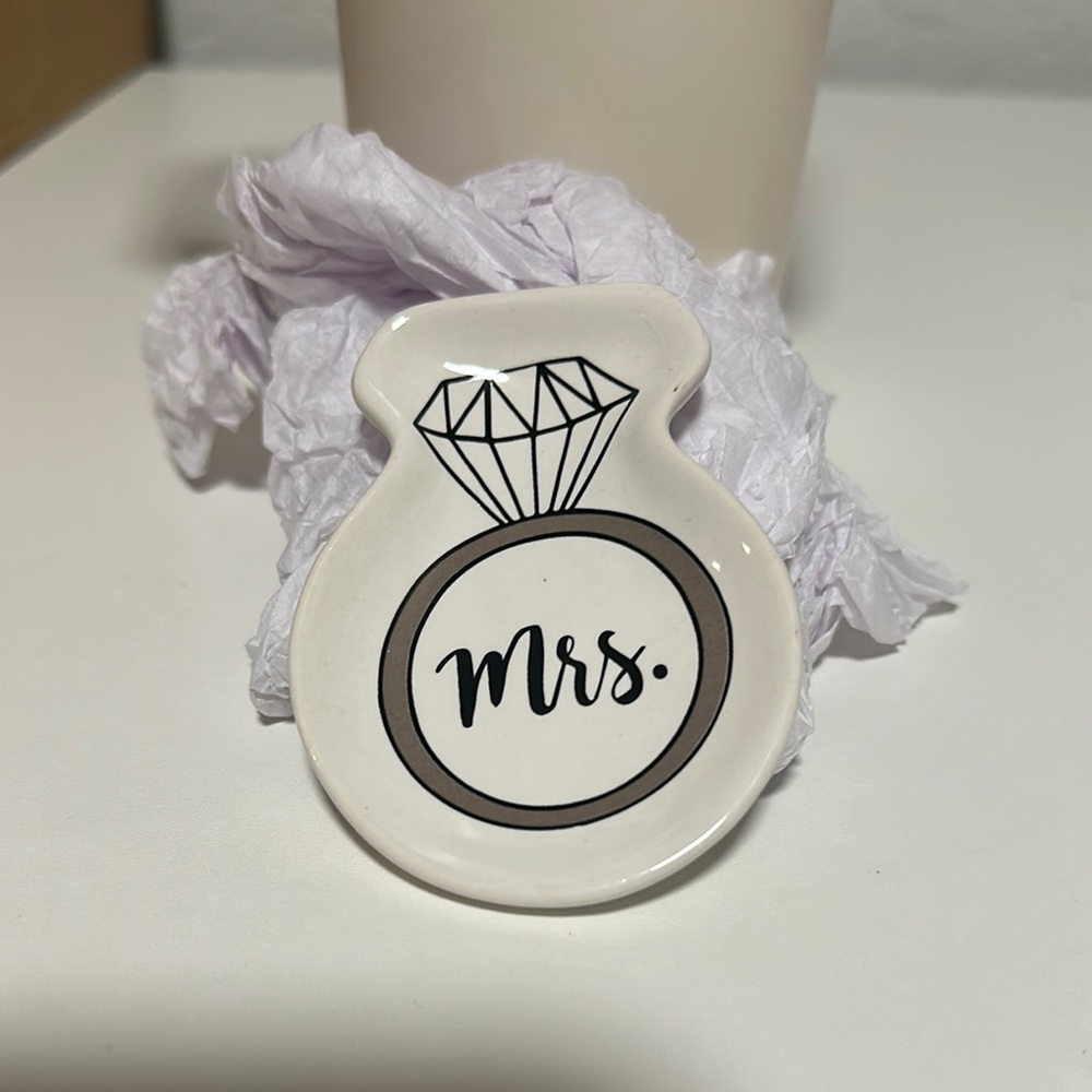 Ring-Shaped 'Mrs.' Jewelry Dish